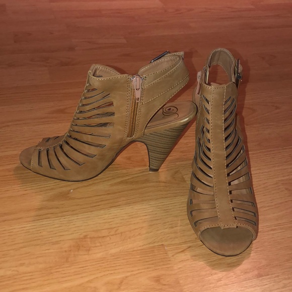 Peep toe tan heels - Picture 2 of 3